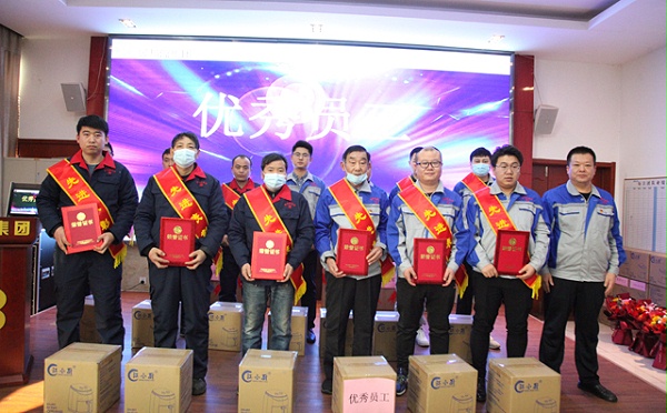 集团总经理孙宁波先生为“优秀员工”颁发荣誉证书以及物品奖励